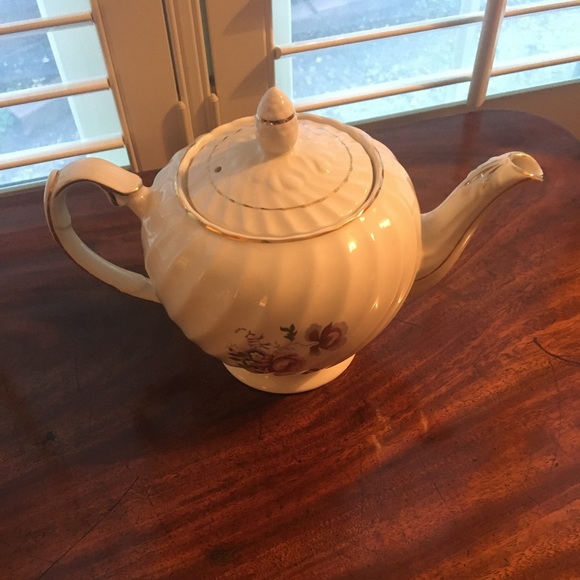 Lovely English ironstone tea pot — Ellgreave 626B.  Swirled style, flowers, gold - Picture 2 of 7